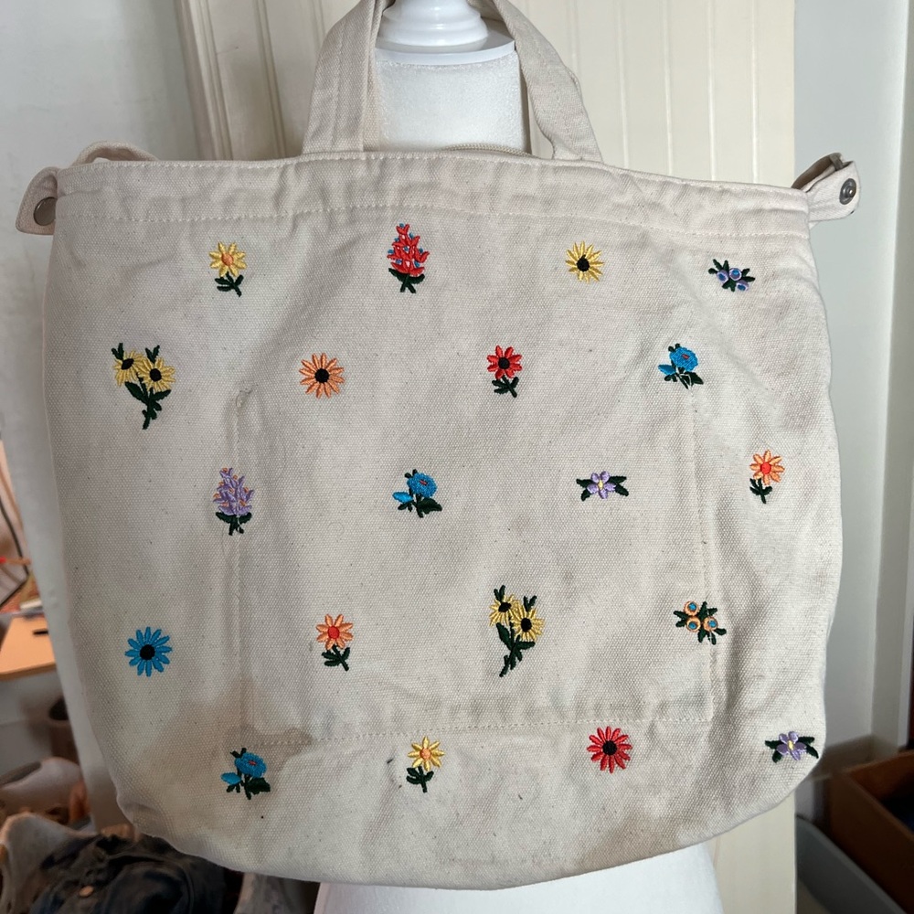 Baggu Floral Embroidered Canvas Horizontal Zip Duck Bag
